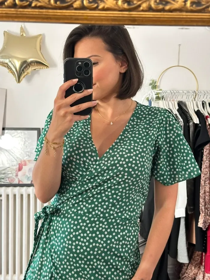 Robe portefeuille verte à fleurs blanche taille 36 - photo numéro 3