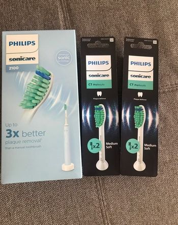 Neuf lot 1 brosse à dents électrique Philips sonicare et 4 brosses neuves de rechanges