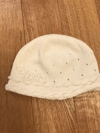 Bonnet Fantaisie avec Broderie Roses Blanches