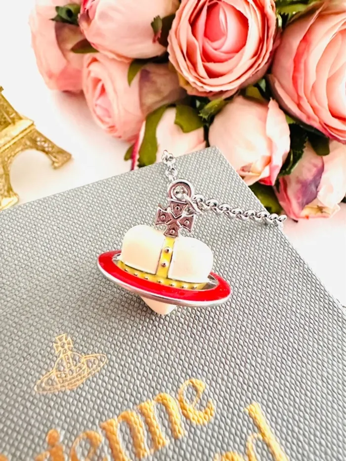 🪐Collier Vivienne Westwood orbite ivoire & rouge – Logo gravé sur le fermoir - photo numéro 2
