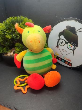 Peluche d'activités dragon babysun vert rayé orange rouge bandana étoile rond pois 