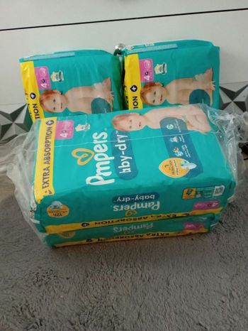 Lot de 4 paquets de couches Pampers baby dry taille 4+