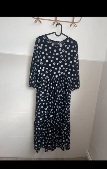Robe noir à fleurs blanche