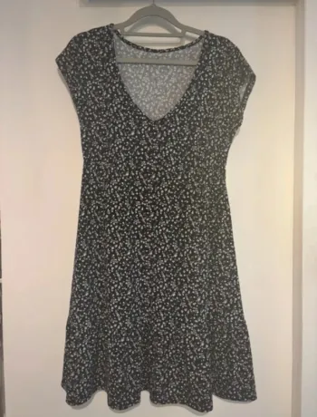 🌸 Jolie robe noire à petites fleurs blanches et rouges – taille s