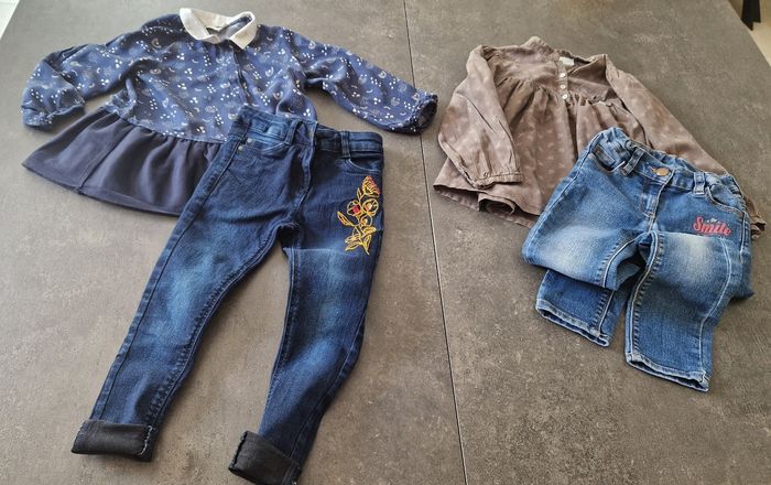 2 pantalons jeans 2 tuniques 4 ans tbe