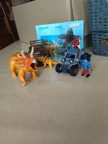 Playmobil 9434. Braconnier et triceratops.