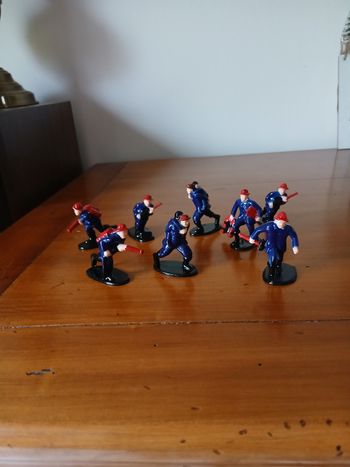 Lot 8 figurines anciennes "Pompiers " *en plastique