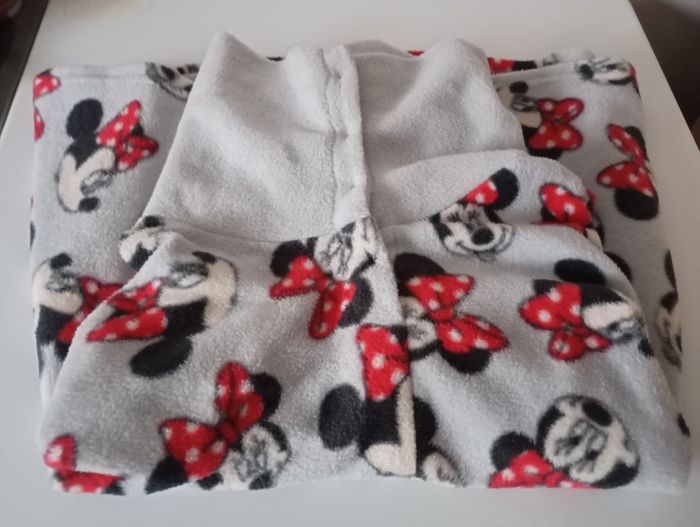 Cape châle . 6 ans . Polyester . Disney Minnie Mouse. Gris clair rouge noir blanc. État neuf . - photo numéro 3
