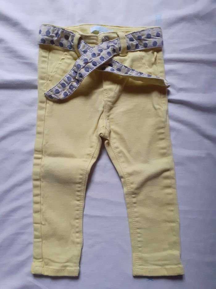 Jean jaune clair avec ceinture blanc à gros pois