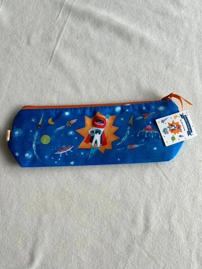 Trousse djeco bleue
