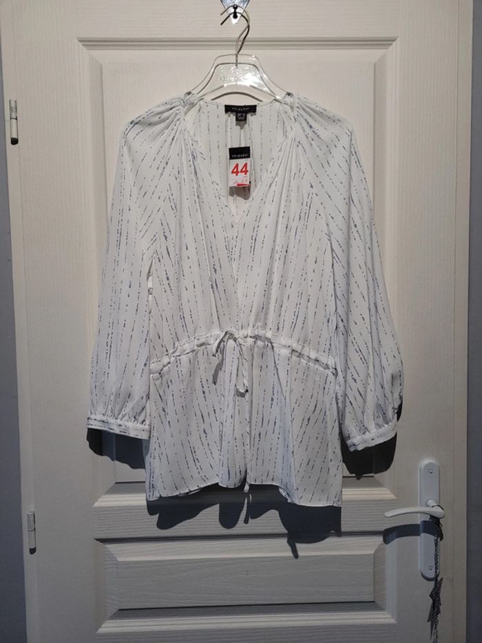 Blouse blanche et bleue