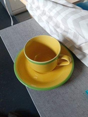 1 tasse avec soucoupe.