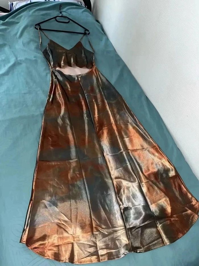 Robe longue satinée imprimé café – élégante et dos nu – taille 34/36 - photo numéro 3