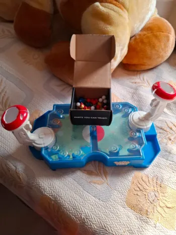 Magnifique arène pokemon avec figurine et billes