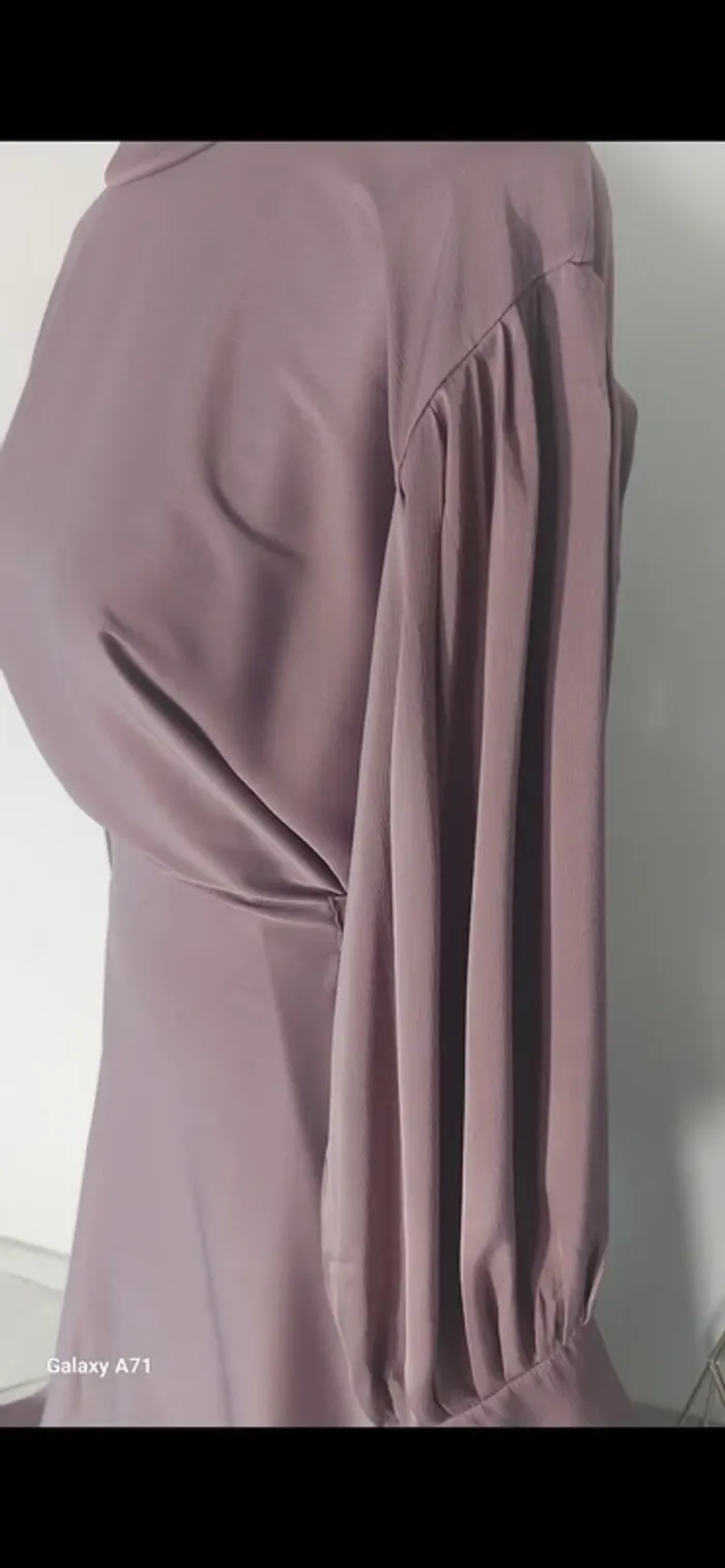 Robe avec boutons aux manches émiratie neuf - photo numéro 4