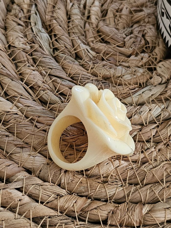 Jolie bague fantaisie couleur ivoire - photo numéro 2