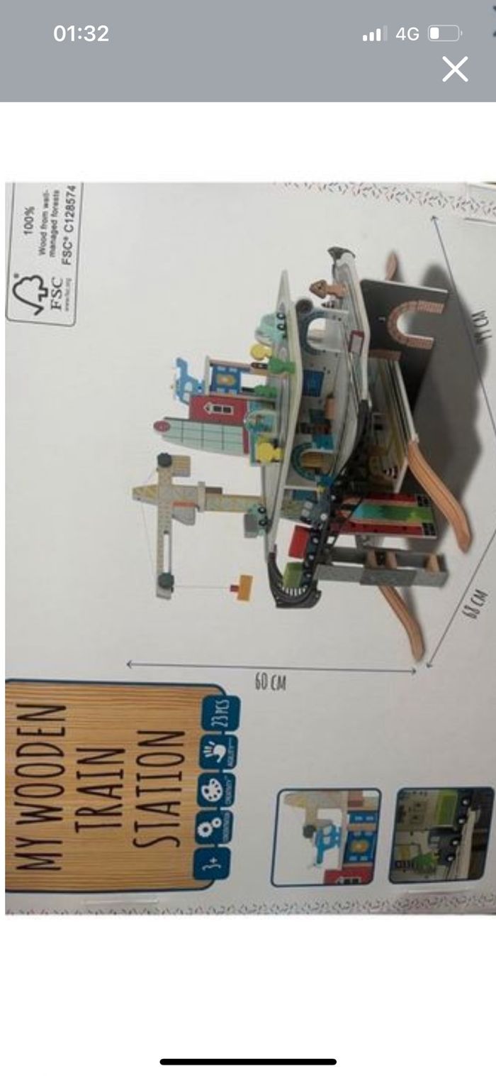 Station de train en bois avec accessoires ( trains, voitures..)