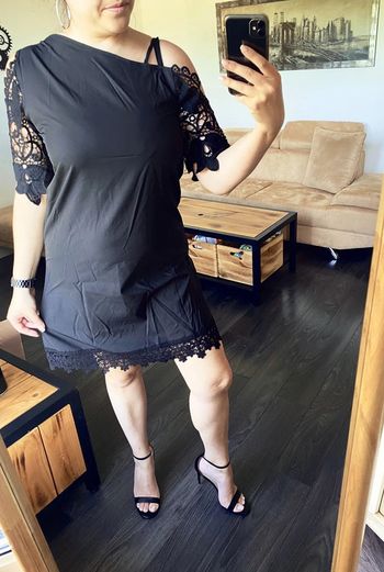 Robe noire avec dentelles neuve taille L