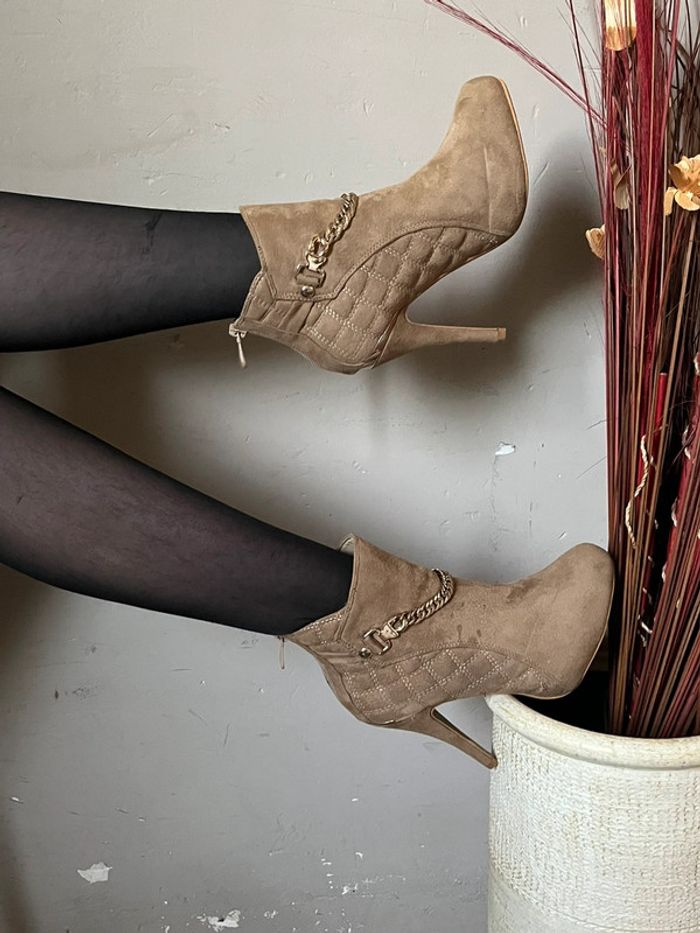Bottines beige à talons aiguilles avec chaînes doré - photo numéro 2