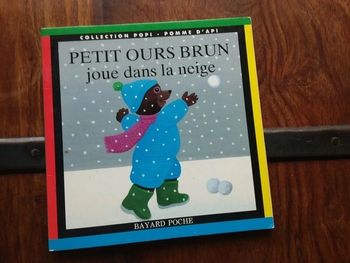 Livre "Petit Ours Brun joue dans la neige"