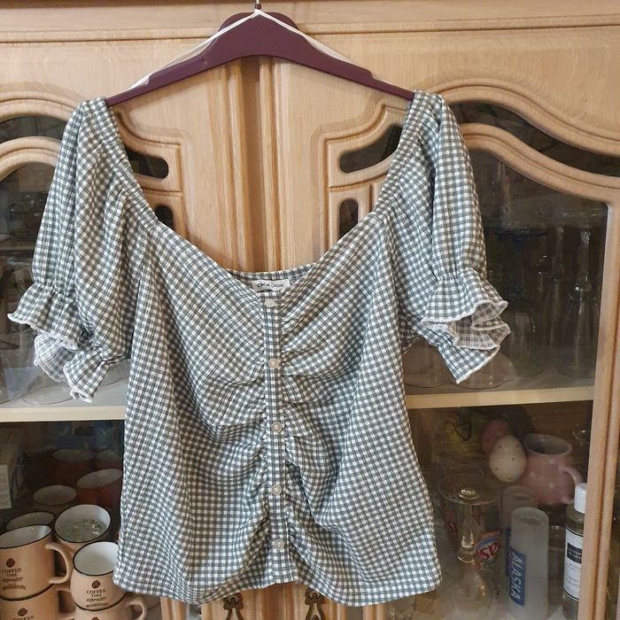 Très joli hait en vichy blanc et vert olive Taille XL Cache cache