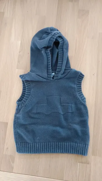 Pull sans manches à capuche Vertbaudet taille 9 mois