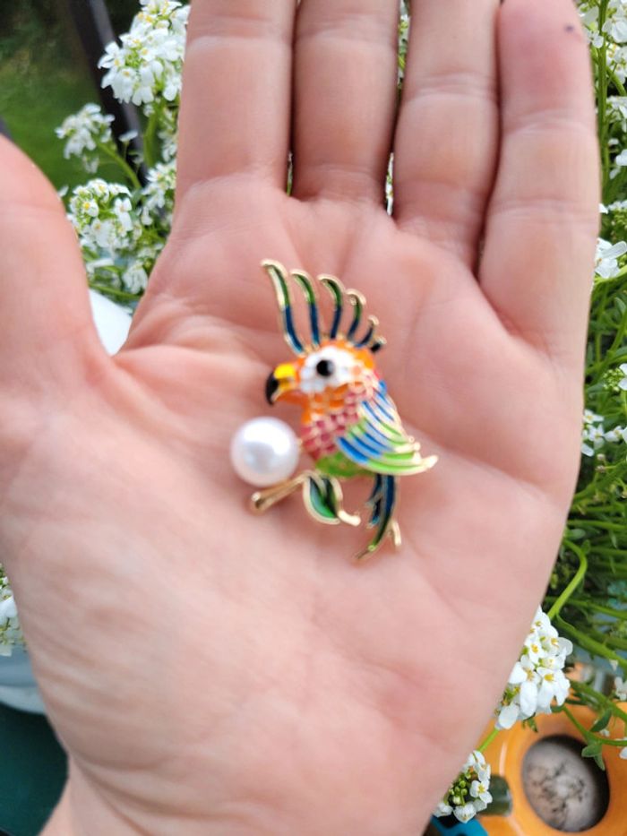 Broche perroquet multicolore et perle. - photo numéro 3