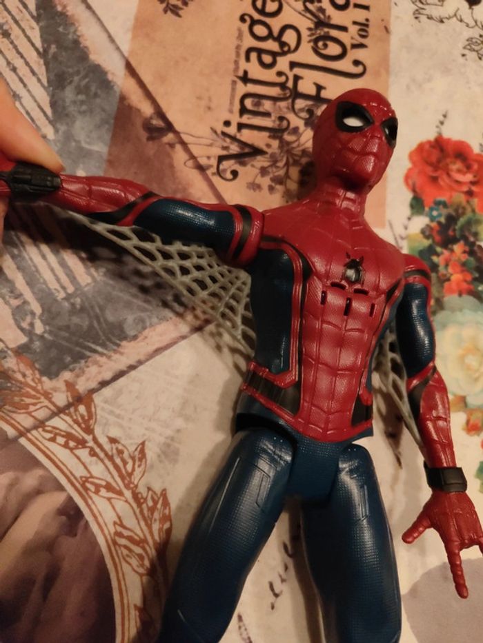 Figurine parlante articulée spiderman - photo numéro 2