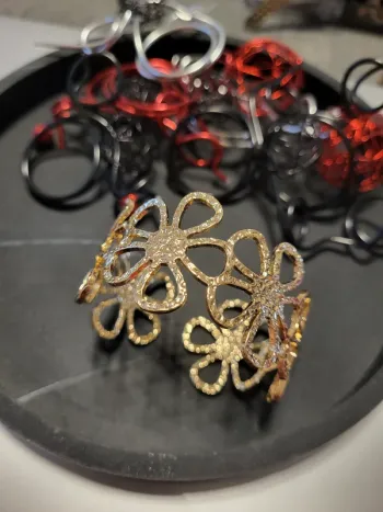 Bracelet jonc en acier inoxydable doré avec de grandes fleurs