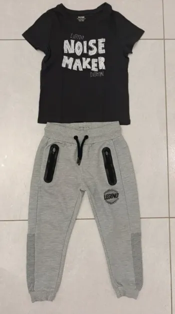 Ensemble jogging et tee shirt 4 ans