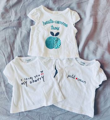 3 tee-shirts manche courtes. 2 de marque « Kiabi » et 1 « Obaibi ». Taille 1 mois