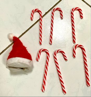 Lot cannes à sucre à suspendre et pince mini bonnet Noel