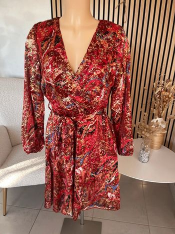 Robe bordeaux et dorée