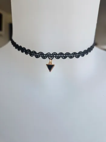 Collier fantaisie ras de cou noir pendentif triangle