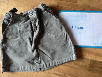 Jupe en velours kaki okaidi taille 10 ans tbe