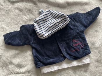 Ensemble veste t shirt et bonnet