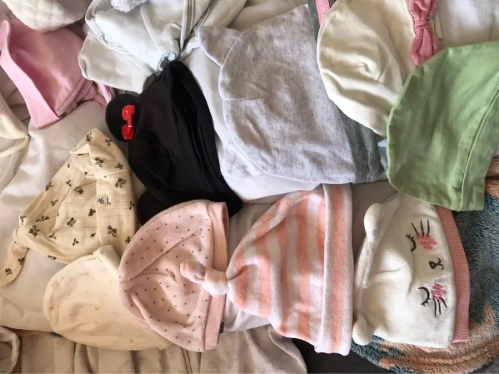 Bonnet, chaussettes, moufles, chaussons