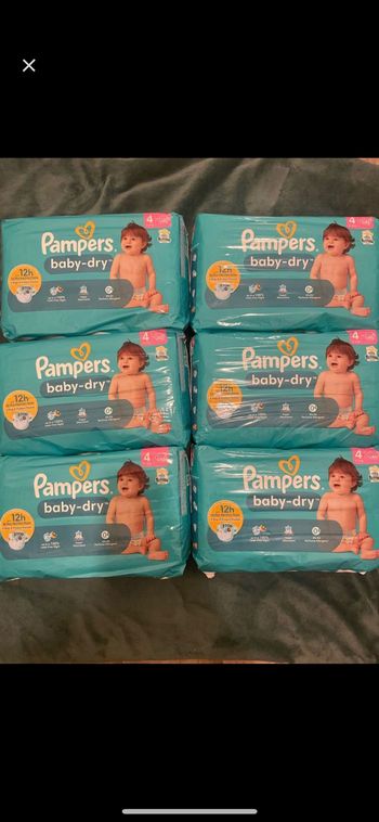 Six paquets de couches taille 4