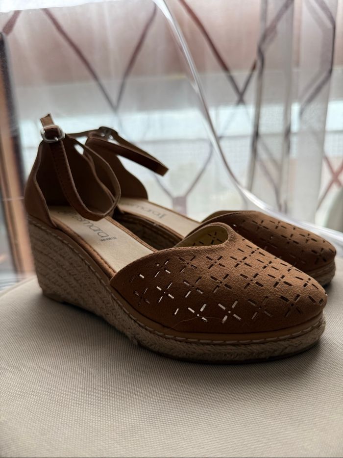 Escarpins compensés espadrilles à brides chevilles  Portés une heure  Couleur cognac effet daim - photo numéro 3