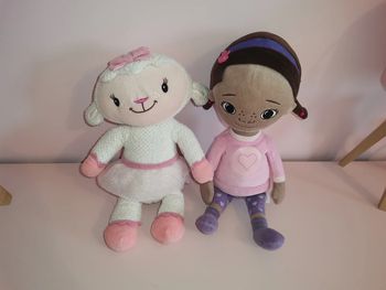 Lot de 2 peluches Docteur la Peluche et Câline