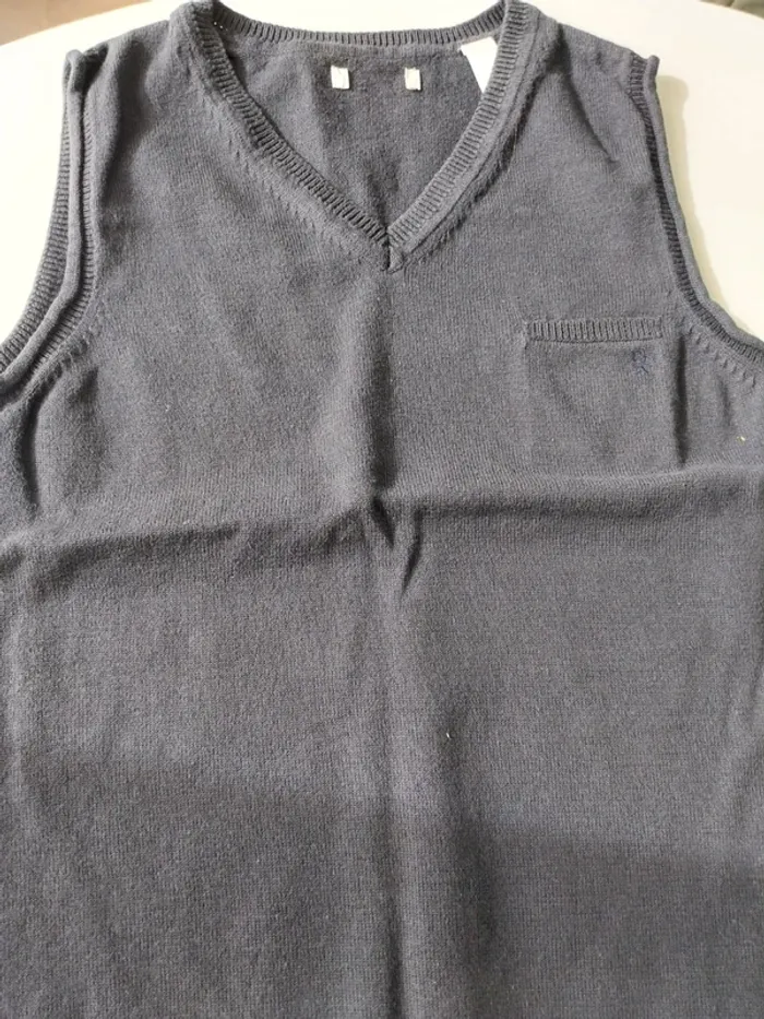 Pull noir col v sans manche T10A - photo numéro 2