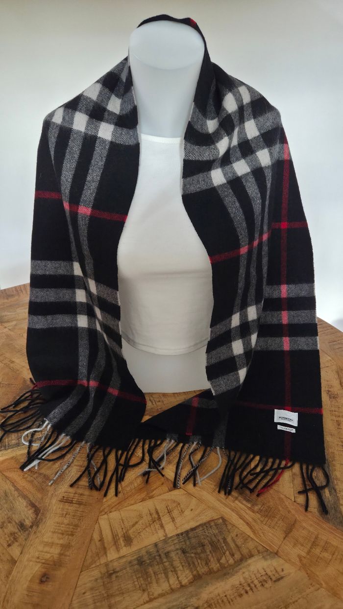 Écharpe Burberry noire Modèle Iconic Check - photo numéro 6