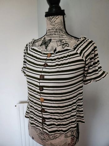 Joli Top rayé blanc et Kaki de marque Kiabi et de taille 38_40