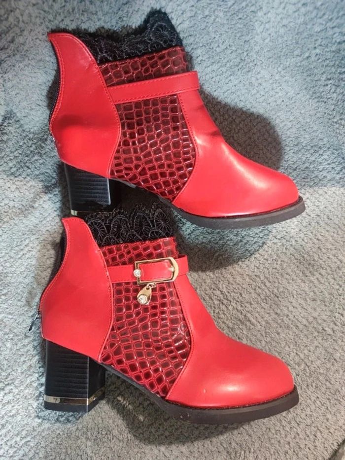🌺 Bottines simili cuir rouge et dentelle noire - photo numéro 2