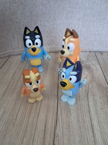 Figurine bluey et sa famille : papa bandit, sœur bingo et maman chilli