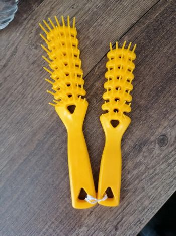 Lot 2 brosses cheveux jaune