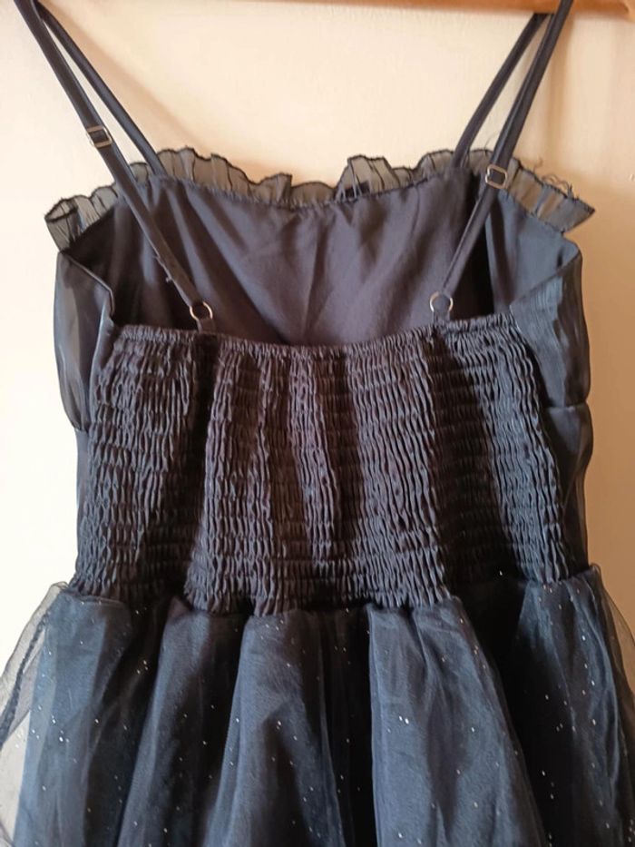 Robe courte. Tulle paillettes argent. Haut tissu - voile satiné. - photo numéro 4