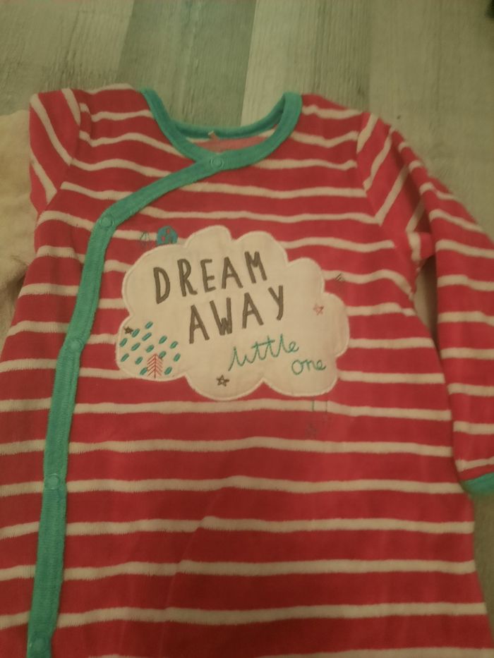 Lot pyjama et bodys - photo numéro 3