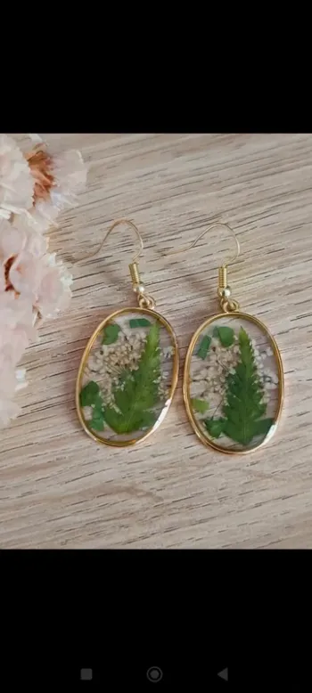 Boucles d'oreilles résine feuilles vertes