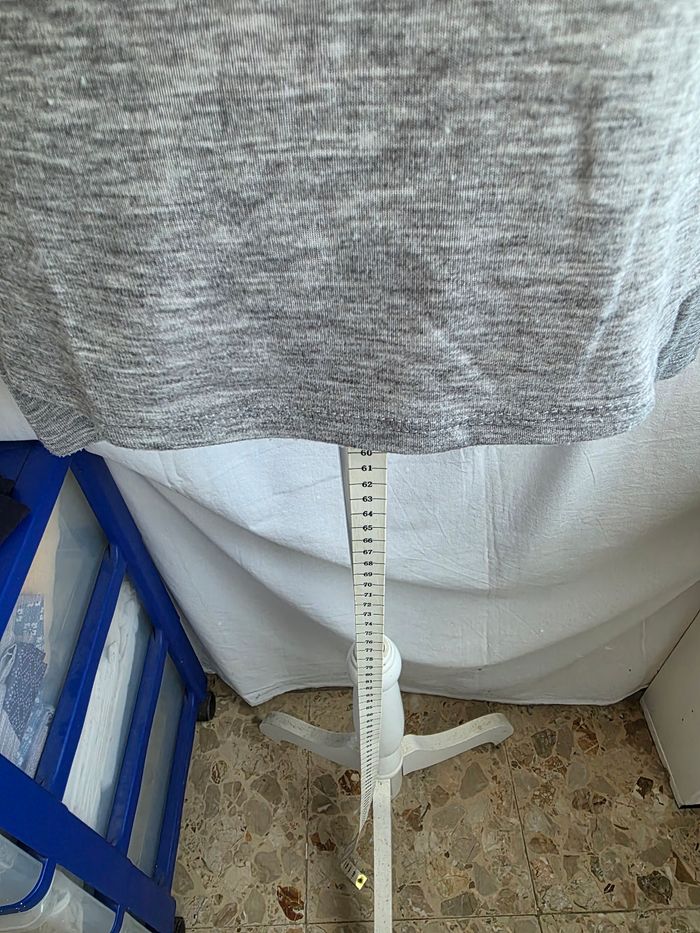 Tee-shirt, gris, en polyester & viscose, en excellent état, largeur d'épaule 39cm, largeur sous bras 44cm, longueur 60cm, marque Kiabi =5€ - photo numéro 4